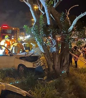 Carro colide contra árvore e deixa quatro pessoas feridas em Rio Largo