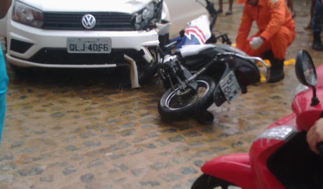 Adolescente  cai em cima de veiculo após sua moto colidir com carro em Alagoas