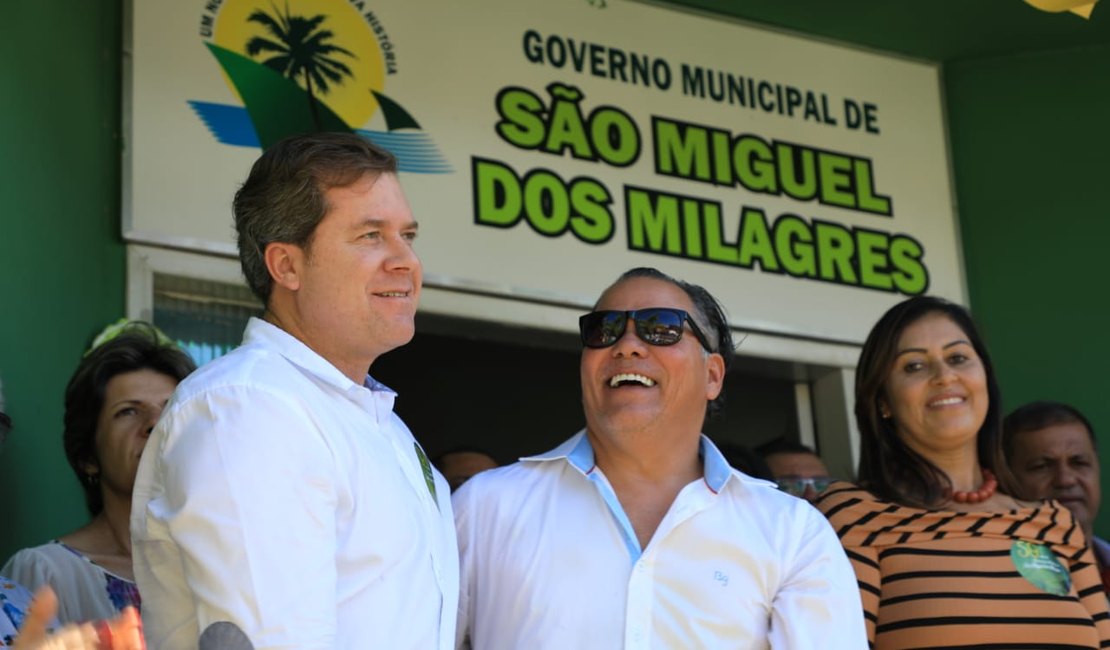Marx Beltrão entrega ambulância e módulo odontológico em São Miguel dos Milagres