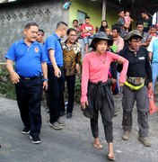Montanhistas isolados após terremoto são resgatados de área de vulcão na Indonésia