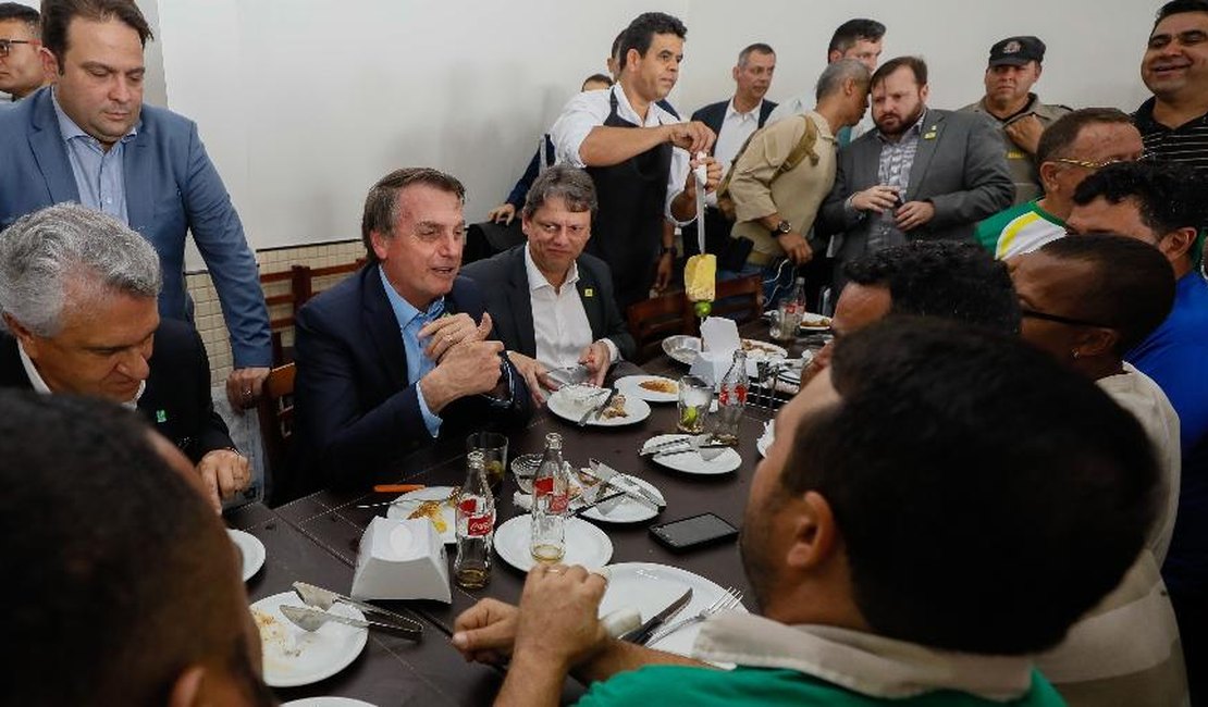 'Estou comendo pão que diabo amassou', diz Bolsonaro a caminhoneiros