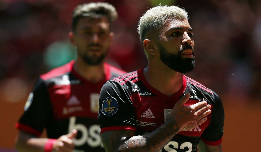 Ídolo do Flamengo, atacante Gabigol lança linha de chinelos