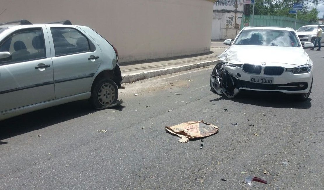 Motorista perde o controle de veículo após se distrair ao celular em Arapiraca