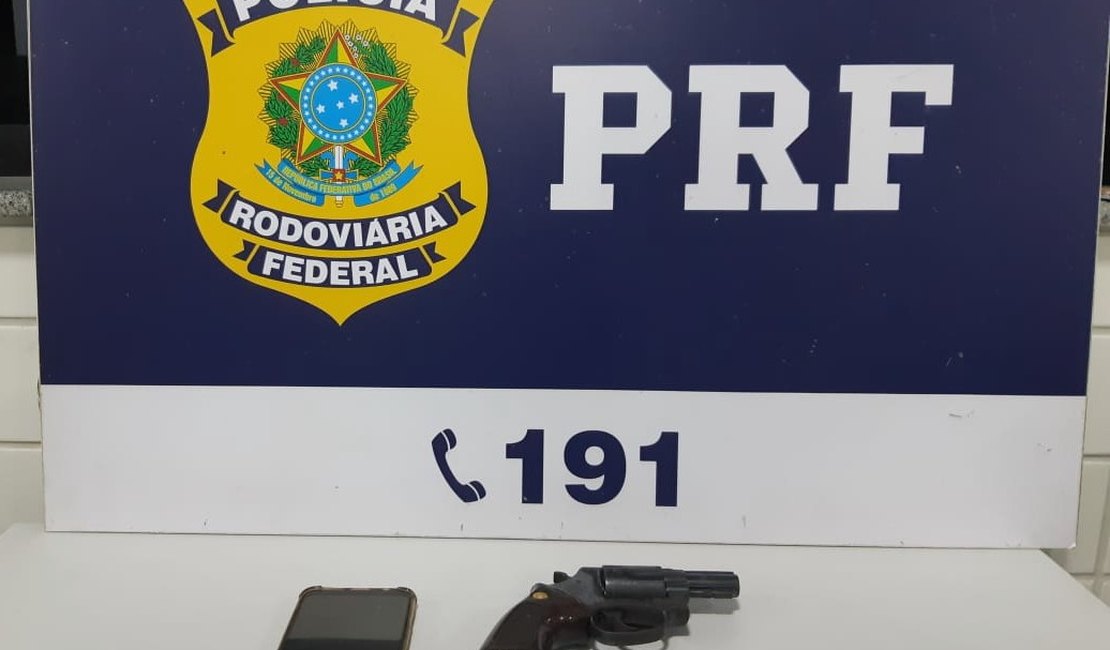 PRF prende dois homens por porte ilegal de arma de fogo na BR-101