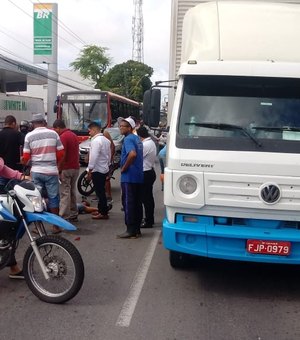 Colisão entre caminhão e moto deixa feridos na Av. Fernandes Lima