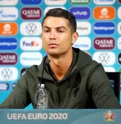 'Beba água!': Cristiano Ronaldo retira garrafas de Coca-Cola durante coletiva da Eurocopa