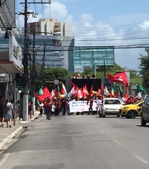 Movimentos sociais e sindicalistas realizam marcha pelas ruas de Maceió