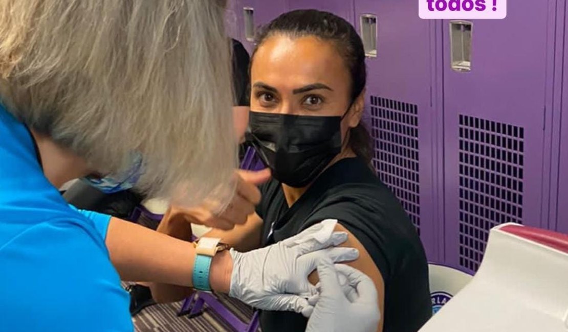 Jogadora Marta recebe primeira dose de vacinação contra a covid-19