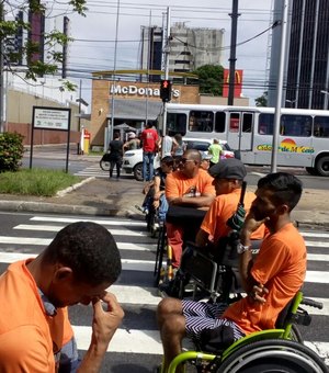 Sem respostas, cadeirantes voltam a protestar contra falta de acessibilidade no Farol