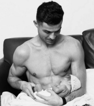 Cristiano Ronaldo compartilha imagem com a filha recém-nascida: 'Forever Love'