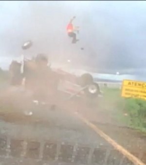 [Vídeo]Passageiro é arremessado de caminhoneta durante acidente