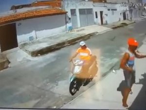 Vídeo: Homem é assaltado por deficiente visual e motoqueiro sem perna
