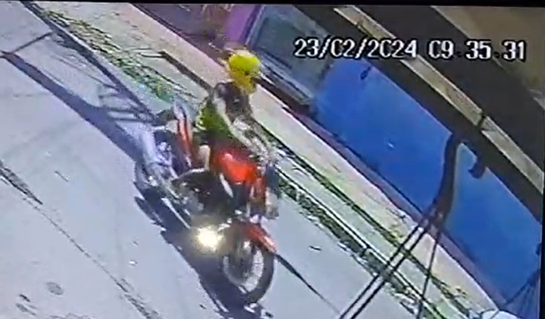 Câmera de segurança flagra furto de moto no bairro do Prado, em Maceió