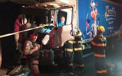 Colisão entre caminhões deixa motorista preso às ferragens em Novo Lino