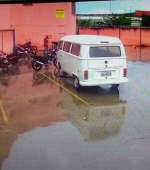 [Vídeo] Homem furta moto em estacionamento de supermercado em Rio Largo