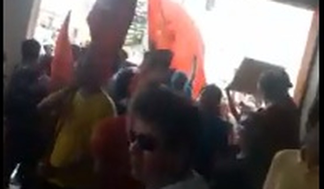 Vídeo: manifestantes contra reformas invadem lojas e mandam funcionários fechá-las 