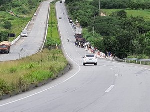 Caminhão tomba na BR 101 e populares saqueiam carga de bolachas em São Sebastião