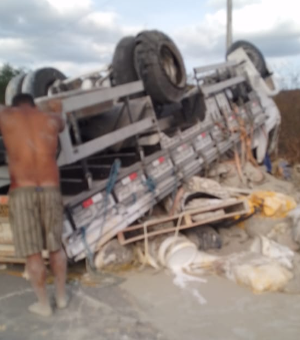 Caminhão tomba na Serra das Pias e uma pessoa morre no local
