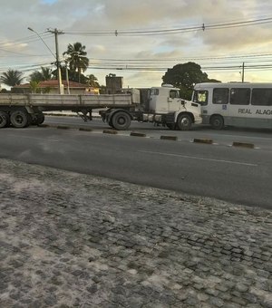 Carreta invade contramão, colide em ônibus e deixa trânsito lento na Serraria 