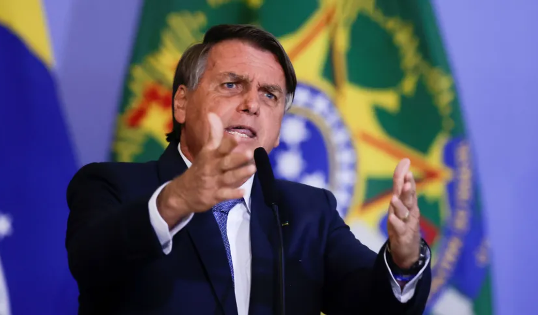 Bolsonaro devolve joias e armas presenteadas pelo governo saudita