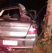 Colisão entre carro e árvore deixa duas vítimas fatais e três feridos