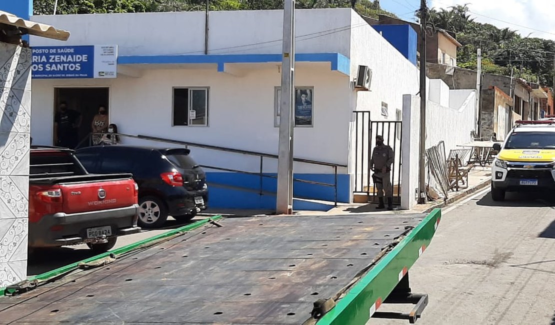 Homem joga veículo contra policiais para se livrar de abordagem em Jequiá da Praia