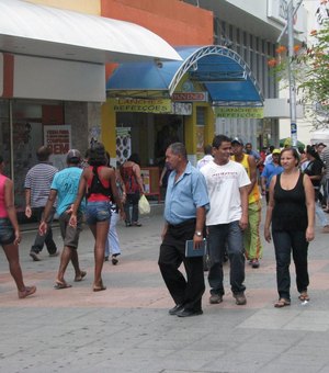 Prefeitura de Maceió realiza limpeza no calçadão do Centro