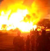 [Vídeo] Incêndio atinge dez barracos no Conjunto Eustáquio Gomes