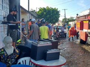 Prédio de clube de motociclismo incendeia em Arapiraca