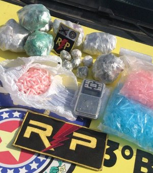 Polícia encontra quase 300 pedras de crack e 200 pinos de cocaína em carro de aplicativo