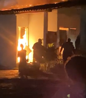 Residência pega fogo em Atalaia na noite deste sábado (21)