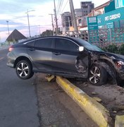 Motorista perde controle da direção e carro quase cai em córrego em Maceió