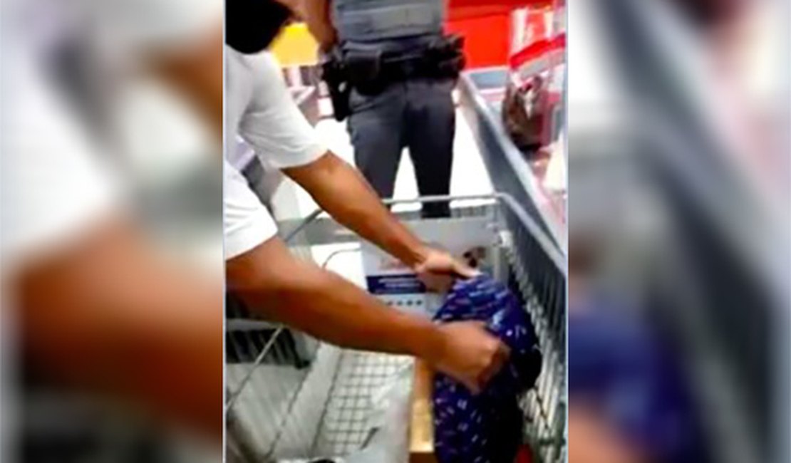 Supermercado obriga casal negro a esvaziar bolsa para revista e encontra Bíblia