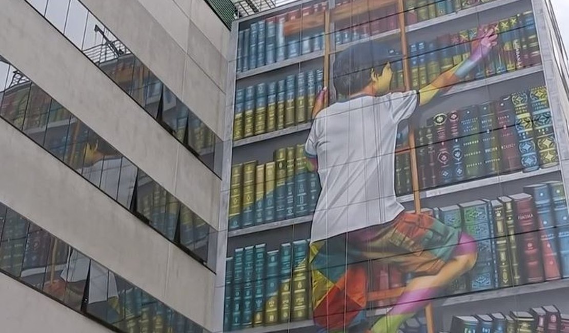 Kobra cria mural inspirado em obras literárias como forma de incentivo à leitura no interior de SP