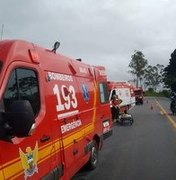 Bombeiros socorrem casal após queda de motocicleta em Murici