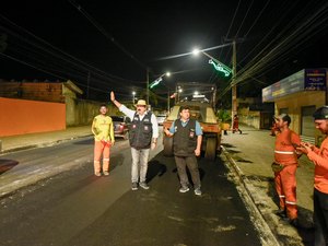 Gilberto Gonçalves e Carlos Gonçalves fiscalizam implantação de sinalização em avenida de Rio Largo