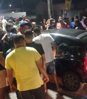 Homem é assassinado com nove tiros dentro de carro no município de Penedo