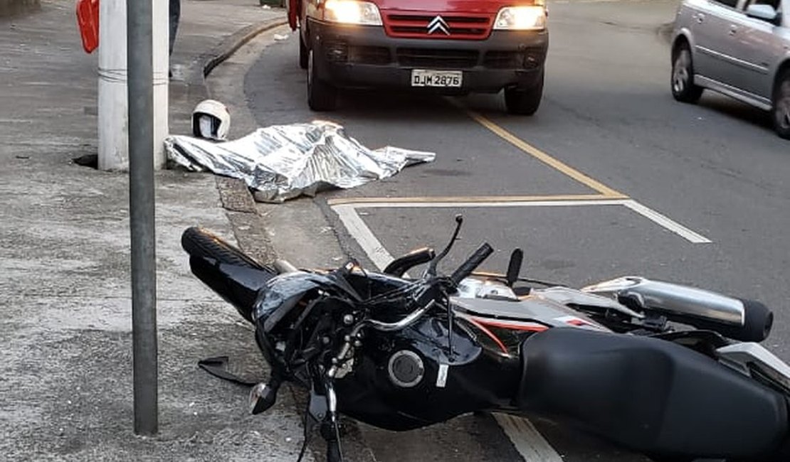 Motociclista morre após colidir com poste de iluminação no interior de AL