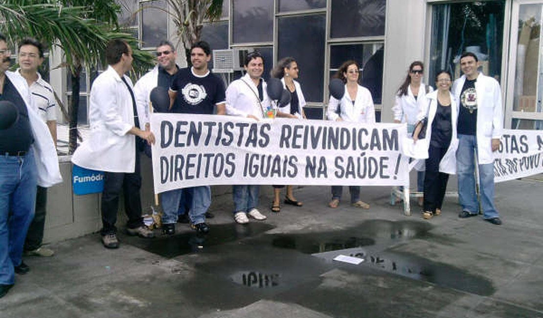 Dentistas e enfermeiros de duas cidades entram em greve no interior