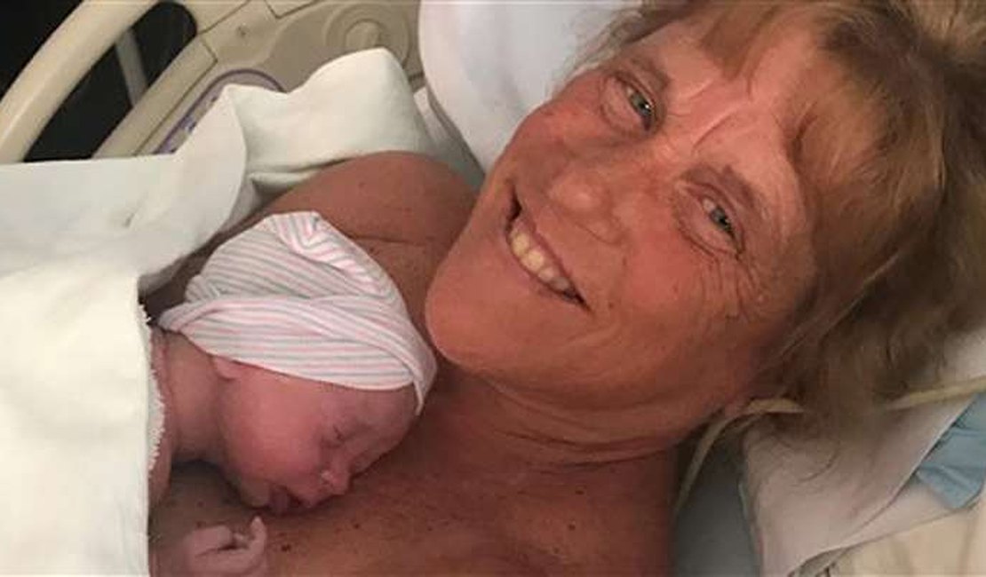 Após morte trágica da filha, mulher dá à luz aos 57 anos