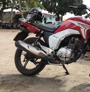 Polícia recupera motocicleta que havia sido roubada por dupla armada, em Arapiraca