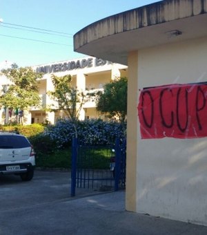 Mais uma escola é ocupada em Arapiraca e tem apoio de estudantes da Uneal
