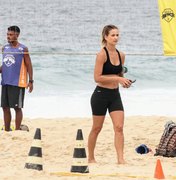 Luiza Valdetaro treina pesado e faz circuito na praia do Leblon, no Rio