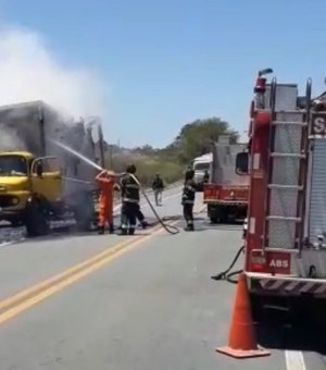 [Vídeo] Bombeiros controlam incêndio em caminhão em chamas