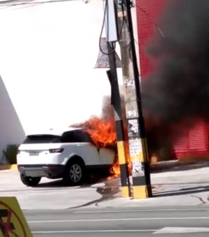 [Vídeo] Carro importado  pega fogo em cruzamento da Avenida Fernandes Lima