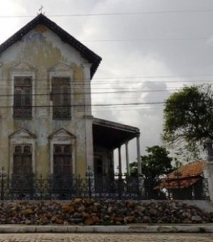Renan visita nesta segunda (26) obra de restauração do Chalé dos Loureiros, em Penedo