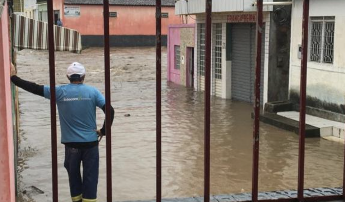 [Vídeo] Afluentes do Rio Ipanema transborda e água invade residências em Santana, Sertão de Alagoas