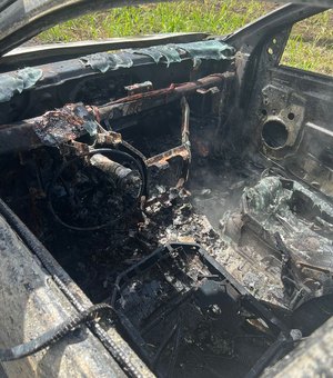 Incêndio destrói veículo no Benedito Bentes em Maceió
