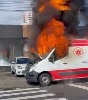 Ambulância do samu explode e pega fogo na Avenida Fernandes Lima