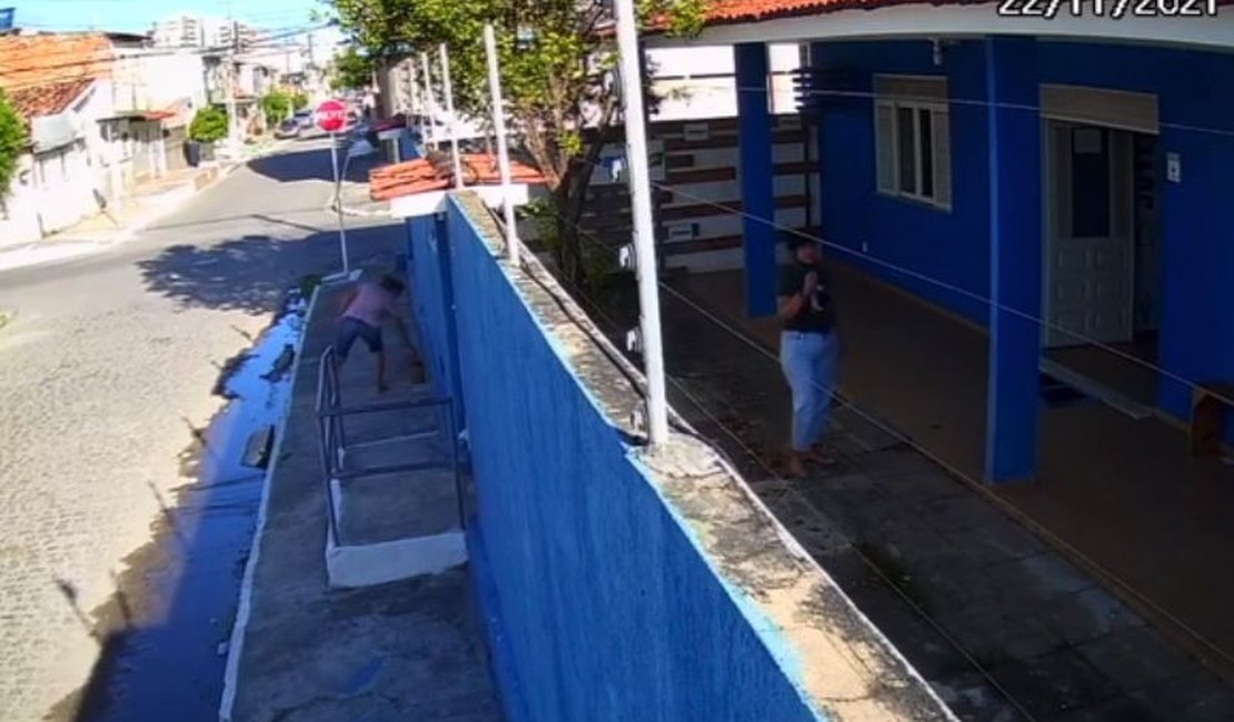 Vídeo mostra mulher deixando galinha preta na porta do escritório de Rodrigo Cunha